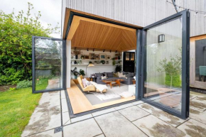 Cambridge Skylit Serenity: Family-Friendly Retreat